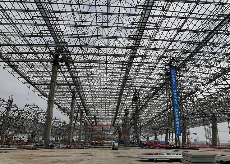 成都天府国际机场航站楼整体提升（钢屋盖分为24个提升区域，近50次提升作业，提升总重12000余吨）